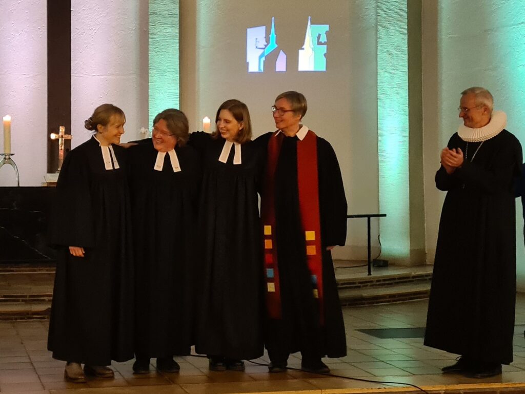 Pastorinnen Laura Kohlmeyer, Astrid Wolters, Henrike Rabe-Wiez, Raute Martinsen sowie Probst Dr. Martin Vetter